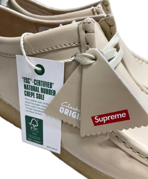 SUPREME（シュプリーム）Supreme (シュプリーム) CLARKS (クラークス) Patent Leather Wallabee ベージュ サイズ:26.5 未使用品の古着・服飾アイテム