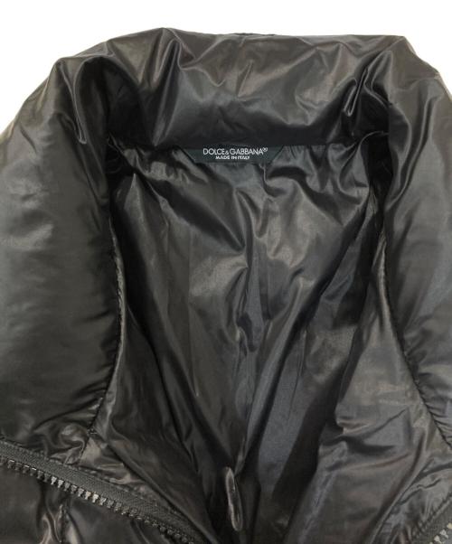DOLCE & GABBANA（ドルチェ＆ガッバーナ）DOLCE & GABBANA (ドルチェ＆ガッバーナ) ロゴメタルプレートダウンジャケット ブラック サイズ:46の古着・服飾アイテム