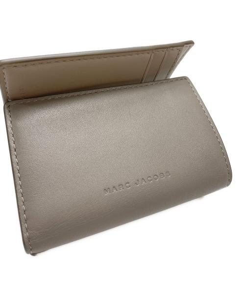 MARC JACOBS（マークジェイコブス）MARC JACOBS (マークジェイコブス) ザ レザー カバード Jマーク 三つ折り ウォレットの古着・服飾アイテム