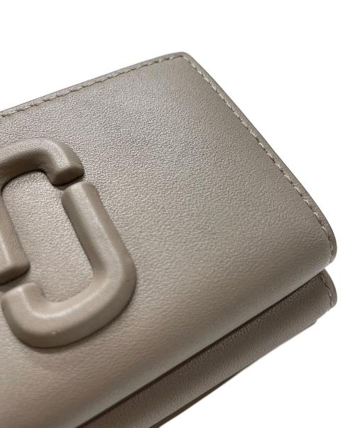 MARC JACOBS（マークジェイコブス）MARC JACOBS (マークジェイコブス) ザ レザー カバード Jマーク 三つ折り ウォレットの古着・服飾アイテム