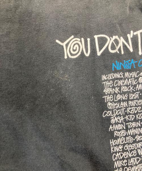 stussy（ステューシー）stussy (ステューシー) ninja tune (ニンジャ・チューン) プリントTシャツ ブラック サイズ:XLの古着・服飾アイテム