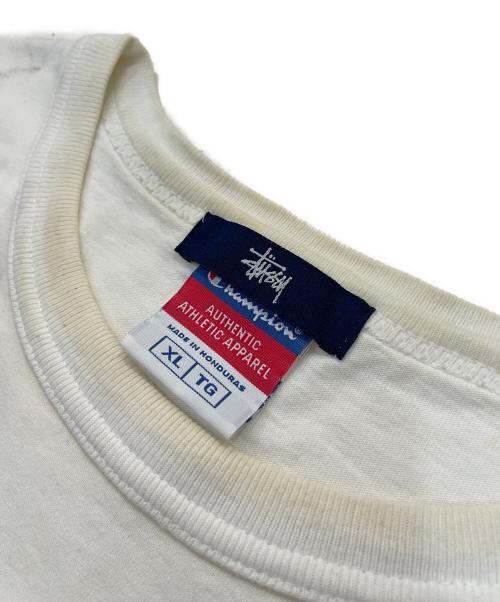 stussy（ステューシー）stussy (ステューシー) Champion (チャンピオン) プリントTシャツ ホワイト サイズ:XLの古着・服飾アイテム