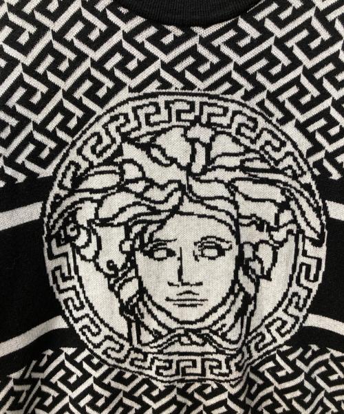 VERSACE（ヴェルサーチェ）VERSACE (ヴェルサーチェ) メデューサ柄ニット ブラック サイズ:SIZE 48の古着・服飾アイテム