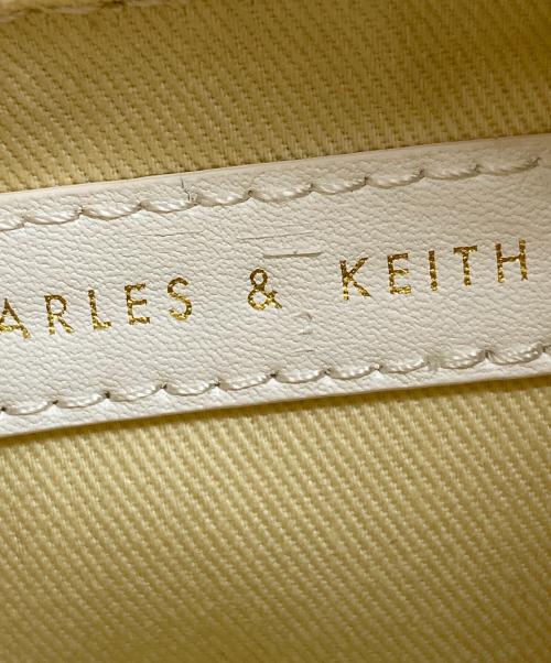 CHARLES & KEITH（チャールズアンドキース）CHARLES & KEITH (チャールズ＆キース) ミニクロックエフェクト ムーンバッグ ホワイトの古着・服飾アイテム