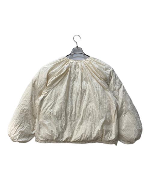 Audrey and John Wad（オードリーアンドジョンワッド）Audrey and John Wad (オードリーアンドジョンワッド) ギャザーボリュームワッシャー ダウンブルゾン ジャケット アイボリー サイズ:FREEの古着・服飾アイテム