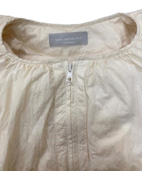 Audrey and John Wad（オードリーアンドジョンワッド）Audrey and John Wad (オードリーアンドジョンワッド) ギャザーボリュームワッシャー ダウンブルゾン ジャケット アイボリー サイズ:FREEの古着・服飾アイテム