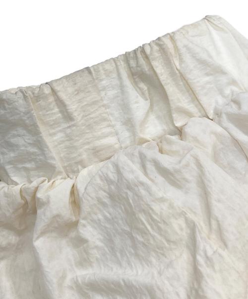 Audrey and John Wad（オードリーアンドジョンワッド）Audrey and John Wad (オードリーアンドジョンワッド) ギャザーボリュームワッシャー ダウンブルゾン ジャケット アイボリー サイズ:FREEの古着・服飾アイテム