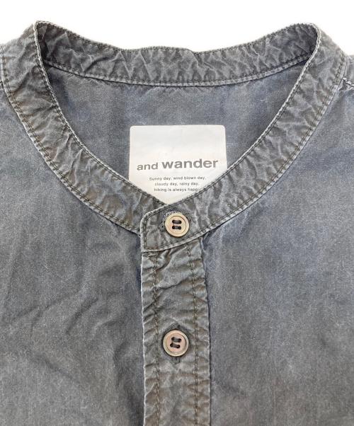 and wander（アンドワンダー）and wander (アンドワンダー) ノーカラーシャツ グレー×ブルー サイズ:4の古着・服飾アイテム