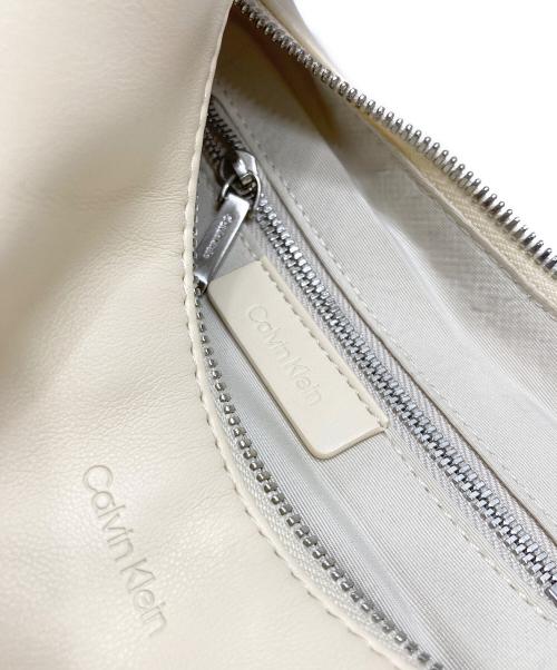 Calvin Klein（カルバンクライン）Calvin Klein (カルバンクライン) SOFT CRESCENT 30 ベージュの古着・服飾アイテム