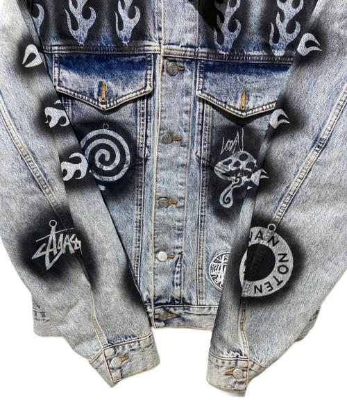 stussy（ステューシー）stussy (ステューシー) DRIES VAN NOTEN (ドリスヴァンノッテン) Hand Stencilled Denim Jacket スカイブルー サイズ:MEDIUMの古着・服飾アイテム