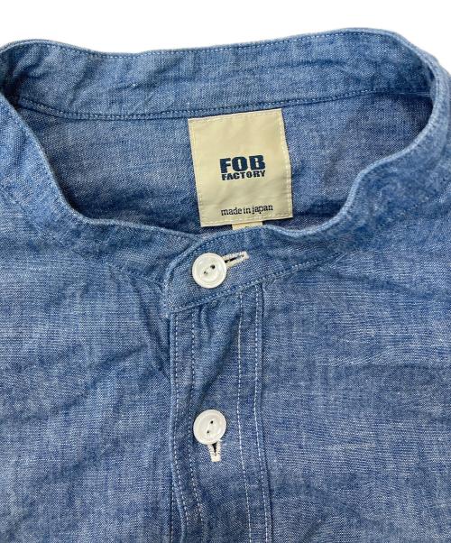 F.O.B FACTORY（エフオービー ファクトリー）F.O.B FACTORY (エフオービー ファクトリー) セルヴィッチ シャンブレー バンドカラー シャツ インディゴ サイズ:Ⅿの古着・服飾アイテム