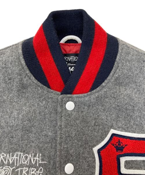 stussy（ステューシー）stussy (ステューシー) スタジャン グレー×ホワイト サイズ:Ⅿの古着・服飾アイテム