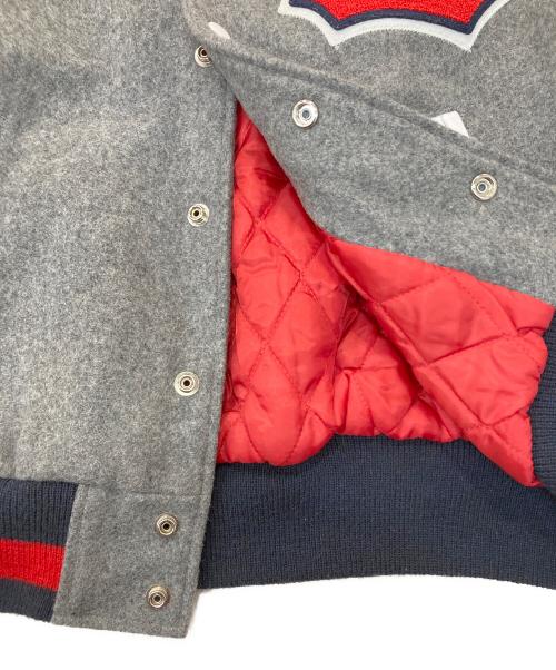 stussy（ステューシー）stussy (ステューシー) スタジャン グレー×ホワイト サイズ:Ⅿの古着・服飾アイテム