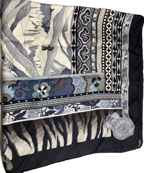 HERMES（エルメス）HERMES (エルメス) カレ90 La femme aux 風の足蹠を持つ女 ブラック×ホワイトの古着・服飾アイテム