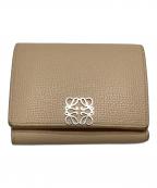 LOEWEロエベ）の古着「ANAGRAM TRIFOLD WALLET」｜ベージュ