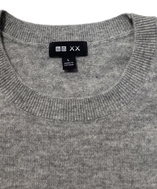 UNIQLO（ユニクロ）UNIQLO (ユニクロ) KAWS (カウズ) カシミヤクルーネックセーター グレー サイズ:SIZELの古着・服飾アイテム