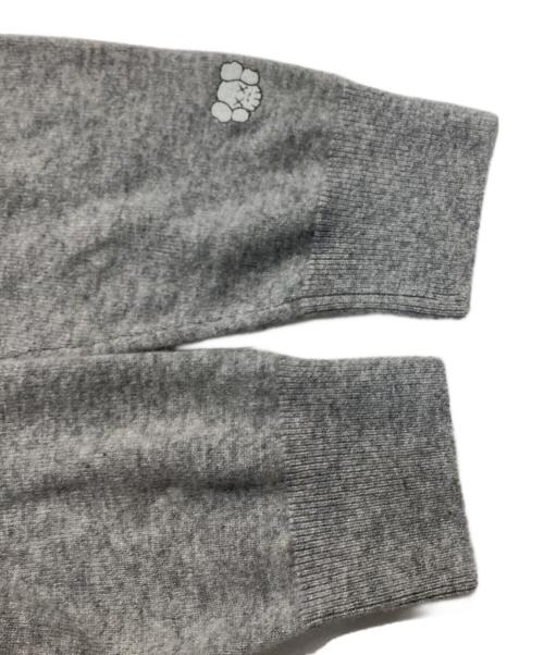 UNIQLO（ユニクロ）UNIQLO (ユニクロ) KAWS (カウズ) カシミヤクルーネックセーター グレー サイズ:SIZELの古着・服飾アイテム