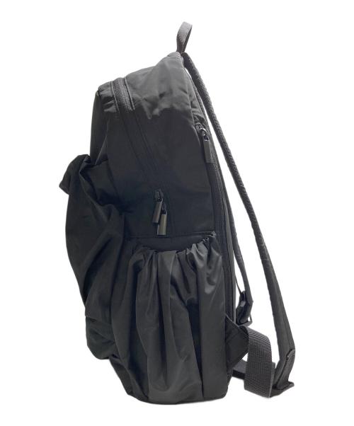 emmi（エミ）emmi (エミ) eco 撥水ギャザーボディーバックパック ブラックの古着・服飾アイテム