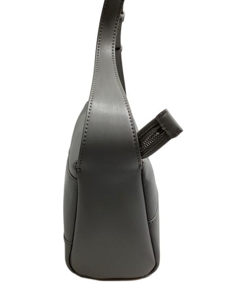 CHARLES & KEITH（チャールズアンドキース）CHARLES & KEITH (チャールズアンドキース) トリンスローチーショルダーバッグ グレーの古着・服飾アイテム