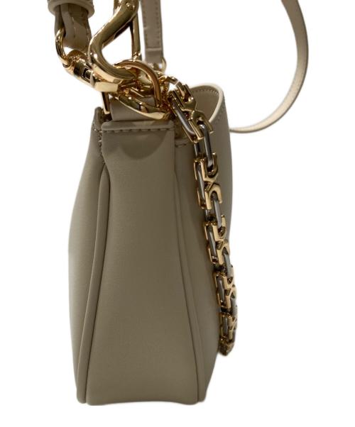 CHARLES & KEITH（チャールズアンドキース）CHARLES & KEITH (チャールズアンドキース) メタリックアクセント チェーンハンドルショルダーバッグ ベージュ サイズ:FREEの古着・服飾アイテム