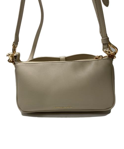 CHARLES & KEITH（チャールズアンドキース）CHARLES & KEITH (チャールズアンドキース) メタリックアクセント チェーンハンドルショルダーバッグ ベージュ サイズ:FREEの古着・服飾アイテム