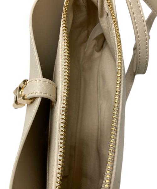 CHARLES & KEITH（チャールズアンドキース）CHARLES & KEITH (チャールズアンドキース) メタリックアクセント チェーンハンドルショルダーバッグ ベージュ サイズ:FREEの古着・服飾アイテム