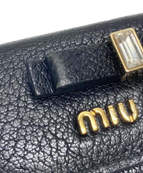 MIU MIU（ミュウミュウ）MIU MIU (ミュウミュウ) リボンクリスタルミニウォレット ブラック サイズ:FREEの古着・服飾アイテム