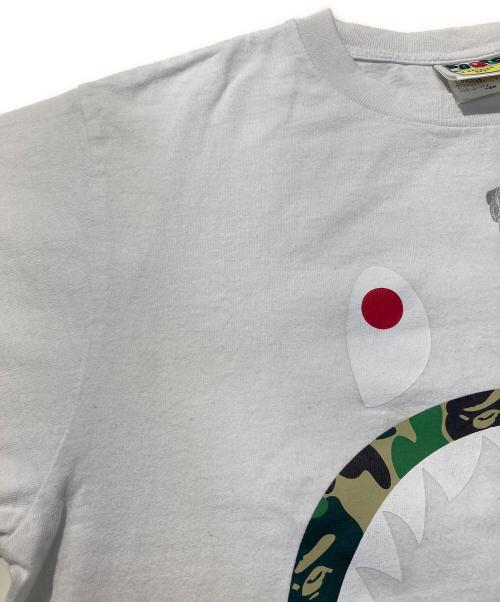 A BATHING APE（アベイシングエイプ）A BATHING APE (アベイシングエイプ) プリントTシャツ ホワイト サイズ:Mの古着・服飾アイテム