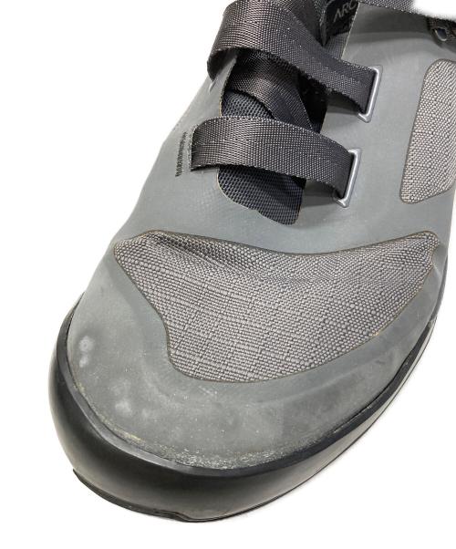 ARC'TERYX（アークテリクス）ARC'TERYX (アークテリクス) アラキス ローカットスニーカー グレー サイズ:SIZE27の古着・服飾アイテム