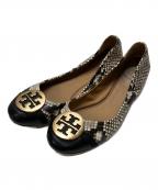 TORY BURCHトリーバーチ）の古着「MINNIE CAP-BALLET STAMPED SNAKE PRINTED LEATHER」｜ホワイト×ブラック