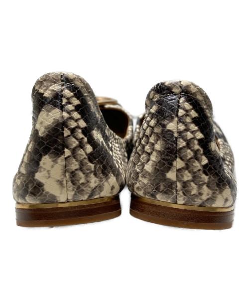 TORY BURCH（トリーバーチ）TORY BURCH (トリーバーチ) MINNIE CAP-BALLET STAMPED SNAKE PRINTED LEATHER ホワイト×ブラック サイズ:6　1/2の古着・服飾アイテム