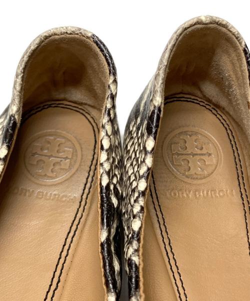 TORY BURCH（トリーバーチ）TORY BURCH (トリーバーチ) MINNIE CAP-BALLET STAMPED SNAKE PRINTED LEATHER ホワイト×ブラック サイズ:6　1/2の古着・服飾アイテム