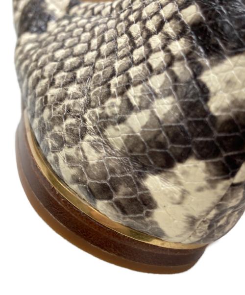TORY BURCH（トリーバーチ）TORY BURCH (トリーバーチ) MINNIE CAP-BALLET STAMPED SNAKE PRINTED LEATHER ホワイト×ブラック サイズ:6　1/2の古着・服飾アイテム