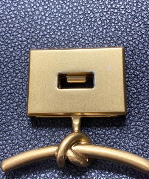 CHARLES & KEITH（チャールズアンドキース）CHARLES & KEITH (チャールズアンドキース) ハクスリーメタリックブッシュロックトップハンドル ブラックの古着・服飾アイテム
