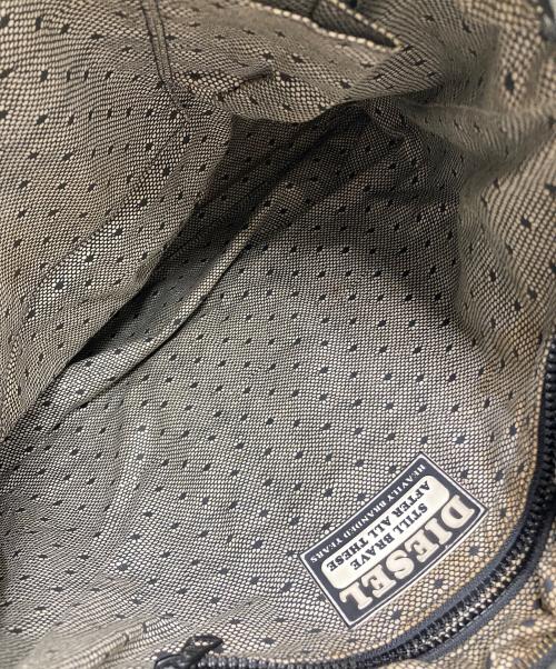 DIESEL（ディーゼル）DIESEL (ディーゼル) メタルロゴハンドバッグ カーキの古着・服飾アイテム