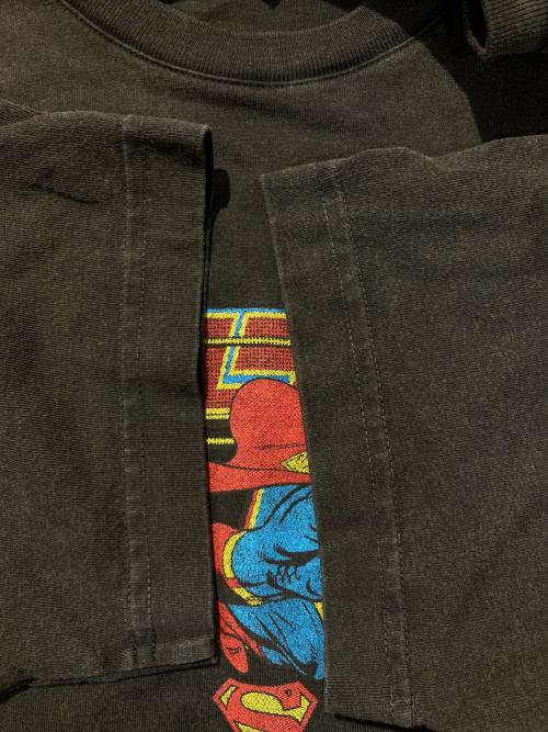 KITH（キス）KITH (キス) Kith lt's bird Vintage Tee Superman ブラック サイズ:Sの古着・服飾アイテム
