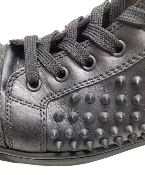 Christian Louboutin（クリスチャン・ルブタン）Christian Louboutin (クリスチャン・ルブタン) METAL PATENT SPIKERS ブラック×レッド サイズ:40 1/2の古着・服飾アイテム