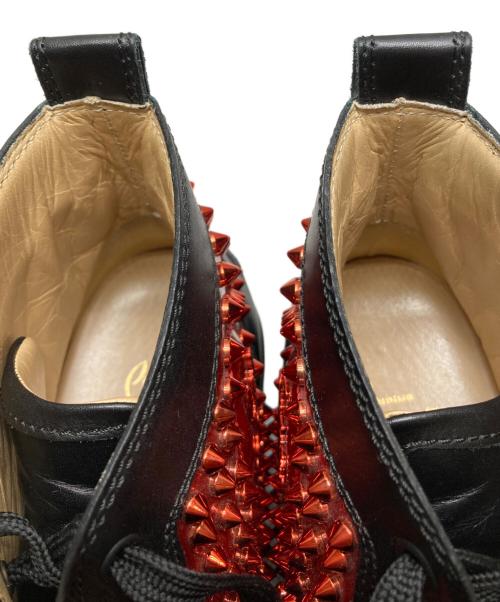 Christian Louboutin（クリスチャン・ルブタン）Christian Louboutin (クリスチャン・ルブタン) METAL PATENT SPIKERS ブラック×レッド サイズ:40 1/2の古着・服飾アイテム
