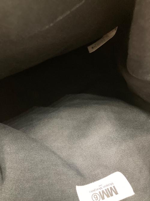 MM6 Maison Margiela（エムエムシックスメゾンマルジェラ）MM6 Maison Margiela (エムエムシックスメゾンマルジェラ) INSIDEOUT LOGO BERLIN BAG グレーの古着・服飾アイテム