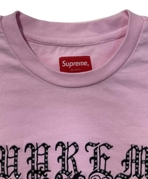 SUPREME（シュプリーム）SUPREME (シュプリーム) Old English Rhinestone S/S Top ピンク サイズ:Sの古着・服飾アイテム