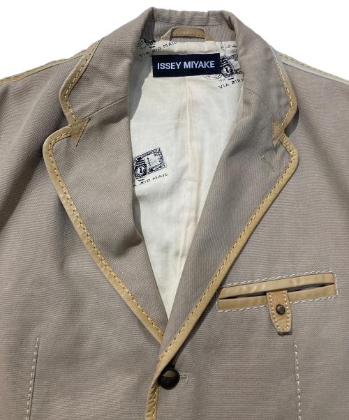 ISSEY MIYAKE（イッセイミヤケ）ISSEY MIYAKE (イッセイミヤケ) レザーパイピングジャケット ベージュ サイズ:3の古着・服飾アイテム