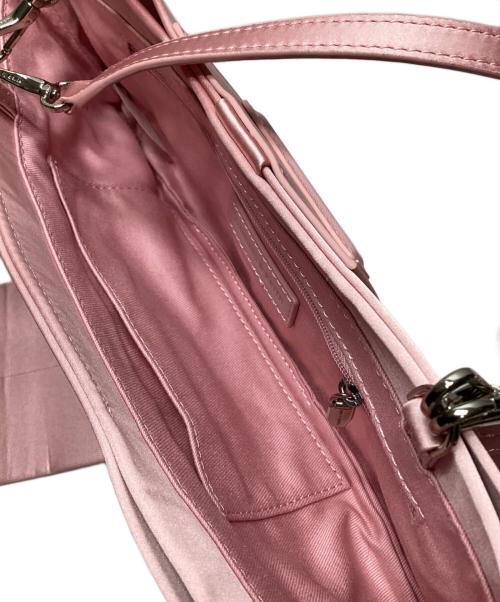 CHARLES & KEITH（チャールズアンドキース）CHARLES & KEITH (チャールズアンドキース) サテンボウイロンゲイティッドショルダーバッグ FlamingoPinkの古着・服飾アイテム