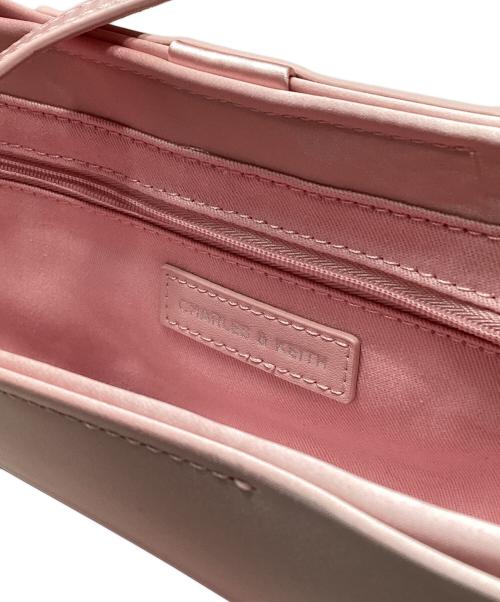 CHARLES & KEITH（チャールズアンドキース）CHARLES & KEITH (チャールズアンドキース) サテンボウイロンゲイティッドショルダーバッグ FlamingoPinkの古着・服飾アイテム