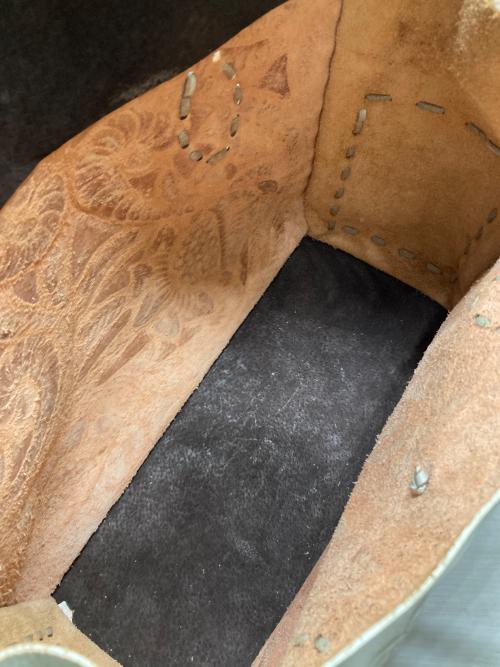 Carving Tribes（カービングトライブス）CARVING TRIBES (カービングトライブス) トートバッグ シルバーの古着・服飾アイテム