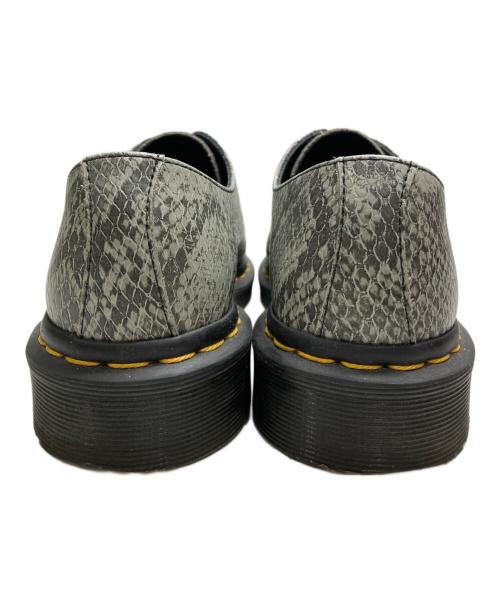 Dr.Martens（ドクターマーチン）Dr.Martens (ドクターマーチン) パイソン柄3ホールシューズ グレー サイズ:UK6の古着・服飾アイテム
