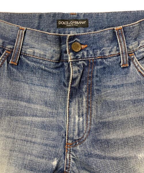 DOLCE & GABBANA（ドルチェ＆ガッバーナ）DOLCE & GABBANA (ドルチェ＆ガッバーナ) ゴールドプレート付デニムパンツ インディゴ サイズ:SIZE 50の古着・服飾アイテム