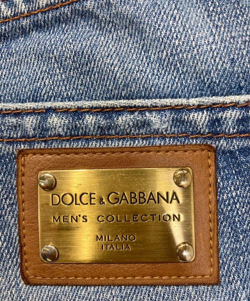 DOLCE & GABBANA（ドルチェ＆ガッバーナ）DOLCE & GABBANA (ドルチェ＆ガッバーナ) ゴールドプレート付デニムパンツ インディゴ サイズ:SIZE 50の古着・服飾アイテム