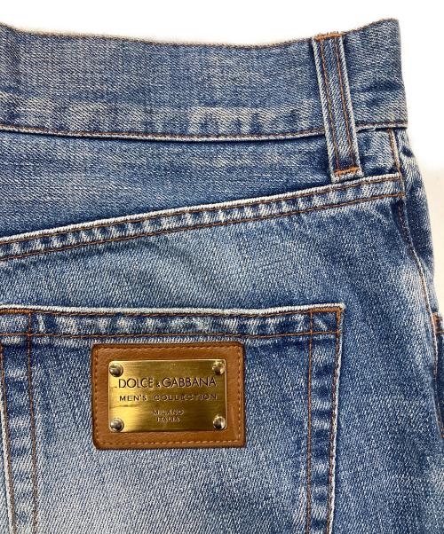DOLCE & GABBANA（ドルチェ＆ガッバーナ）DOLCE & GABBANA (ドルチェ＆ガッバーナ) ゴールドプレート付デニムパンツ インディゴ サイズ:SIZE 50の古着・服飾アイテム