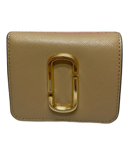 MARC JACOBS（マークジェイコブス）MARC JACOBS (マークジェイコブス) スナップショットコンパクトウォレット ベージュの古着・服飾アイテム