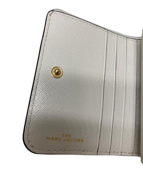 MARC JACOBS（マークジェイコブス）MARC JACOBS (マークジェイコブス) スナップショットコンパクトウォレット ベージュの古着・服飾アイテム